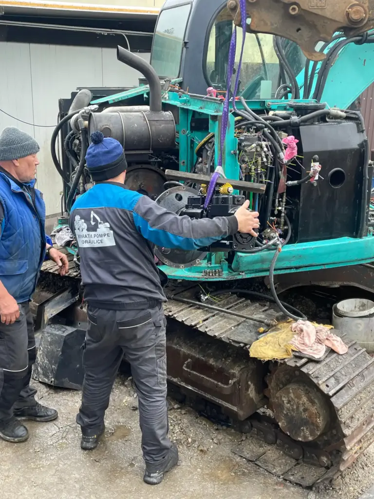 Pompă hidraulică ghidată spre compartimentul motorului.