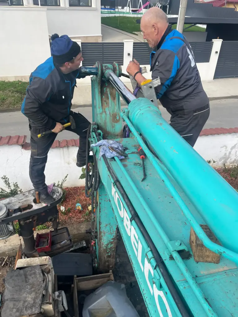 Montarea cilindrului la articulația brațului excavatorului.