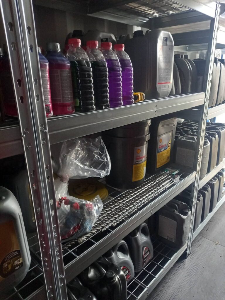 Raft cu uleiuri și consumabile în atelierul de reparații hidraulice