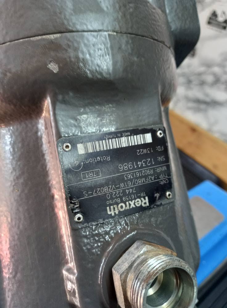 Plăcuța de identificare Rexroth de pe corpul unei pompe hidraulice