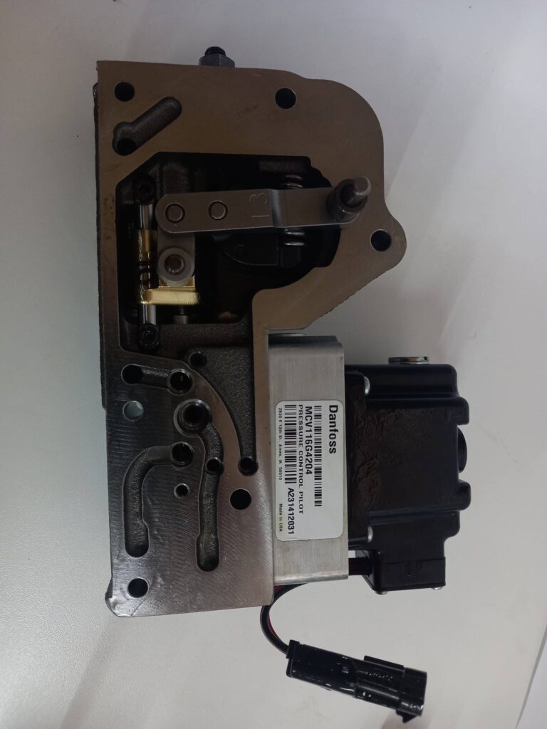 Componentă hidraulică cu electrovalvă, pregătită pentru verificare