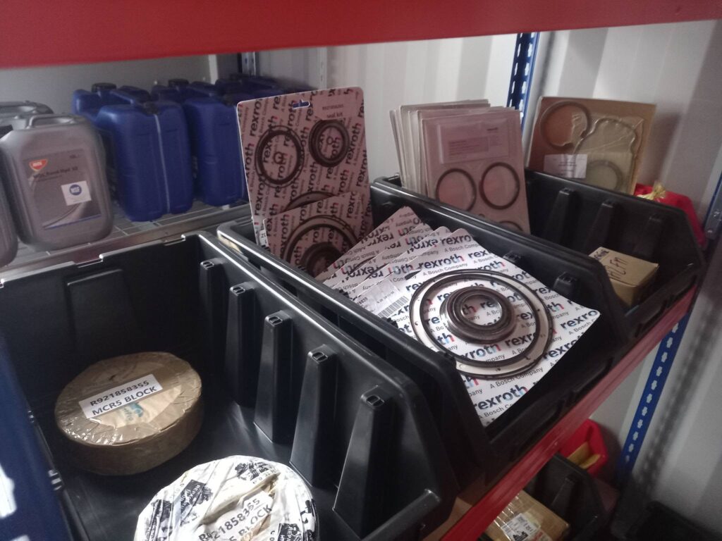 Raft cu piese și seturi de garnituri Rexroth în atelier