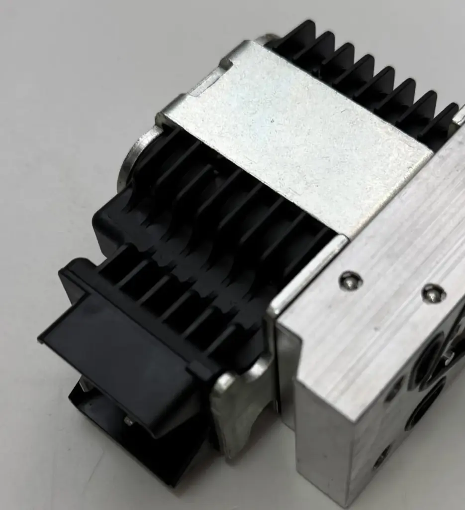 Actuator electrohidraulic Danfoss pentru distribuitor PVG 32, pe fundal alb