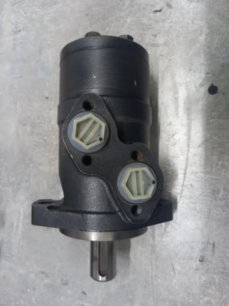Hidromotor orbital mic, văzut din lateral, cu cele două porturi și axul
