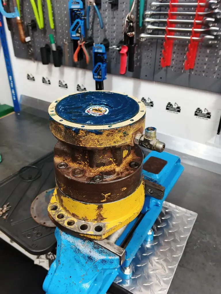 Hidromotor Rexroth MCR3 asamblat, fixat în menghină pe bancul de lucru