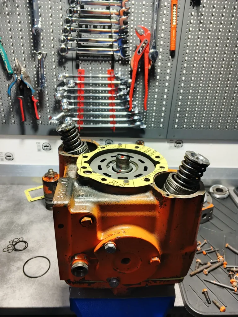 Pompă hidrostatică Eaton SPV18 desfăcută, fixată în menghină pe bancul de lucru