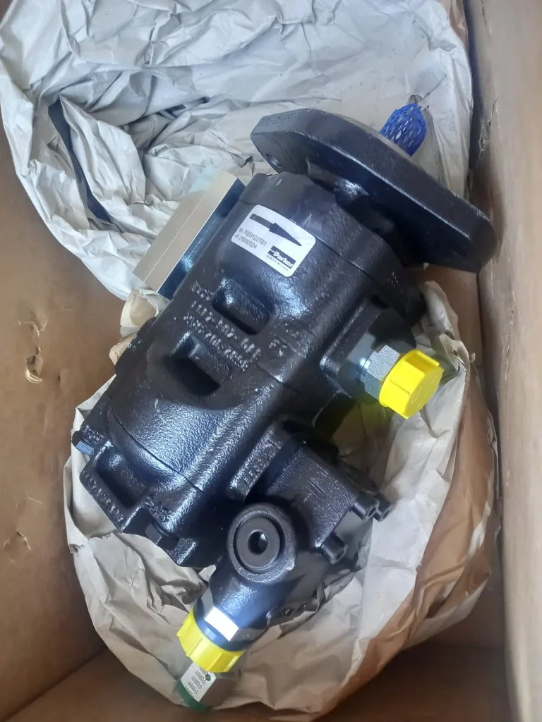 Pompă hidraulică dublă Parker în ambalajul de transport, cu eticheta Parker vizibilă